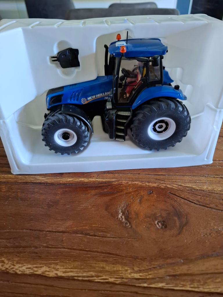 Te koop siku new holland t8300 beursmodel, Ophalen of Verzenden, Nieuw, Tractor of Landbouw, SIKU