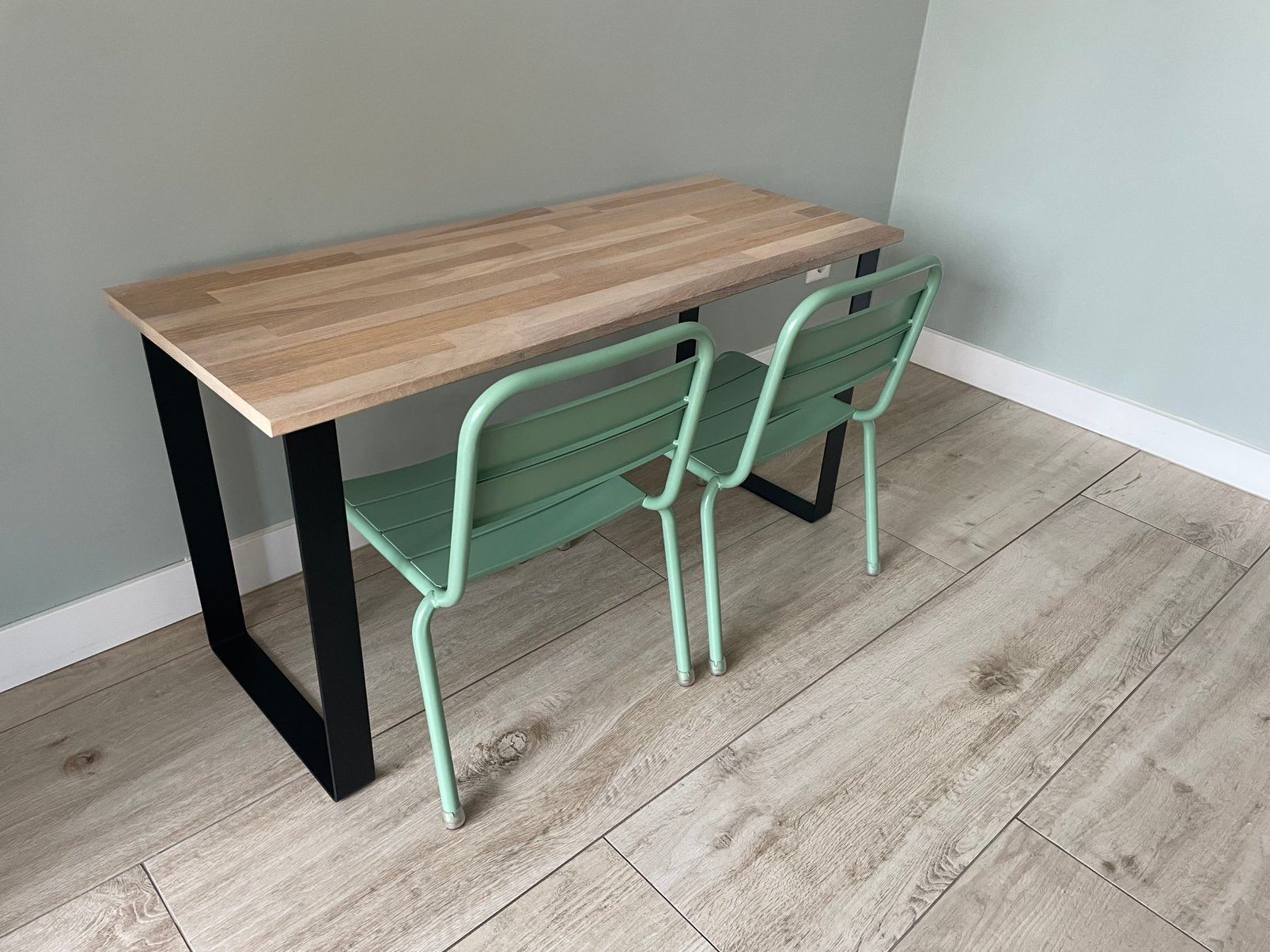 Kindertafel en twee stoelen, Kinderen en Baby's, Kinderkamer | Tafels en Stoelen, Ophalen, Gebruikt, Tafel(s) en Stoel(en)
