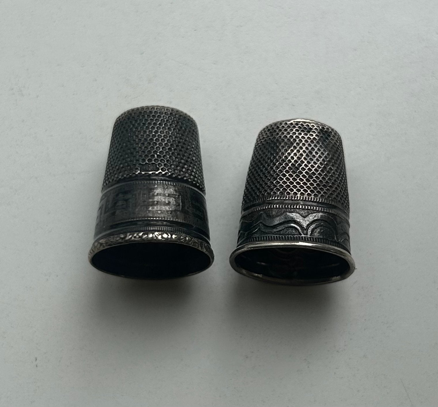 2 Zilveren Vingerhoedjes - Antiek Naaigerei, Gebruikt, Reliëf, Ophalen of Verzenden, Nederland