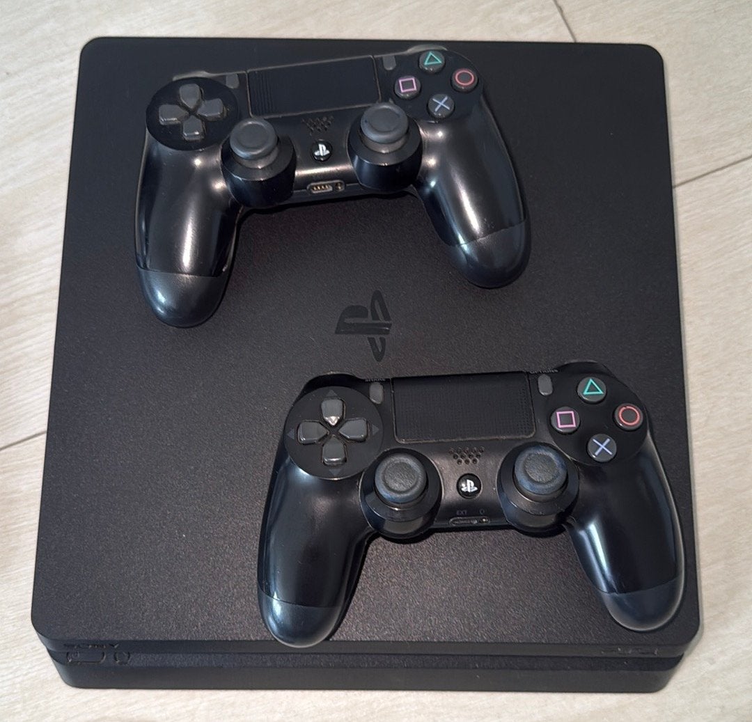 PlayStation 4 Slim 1 TB met 2 controllers en 8 games, Ophalen, Met games, Met 2 controllers, Zo goed als nieuw