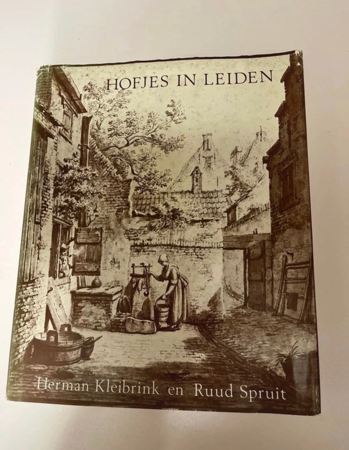 Hofjes in Leiden - Herman Kleibrink en Ruud Spruit, Ophalen of Verzenden, 20e eeuw of later, Gelezen