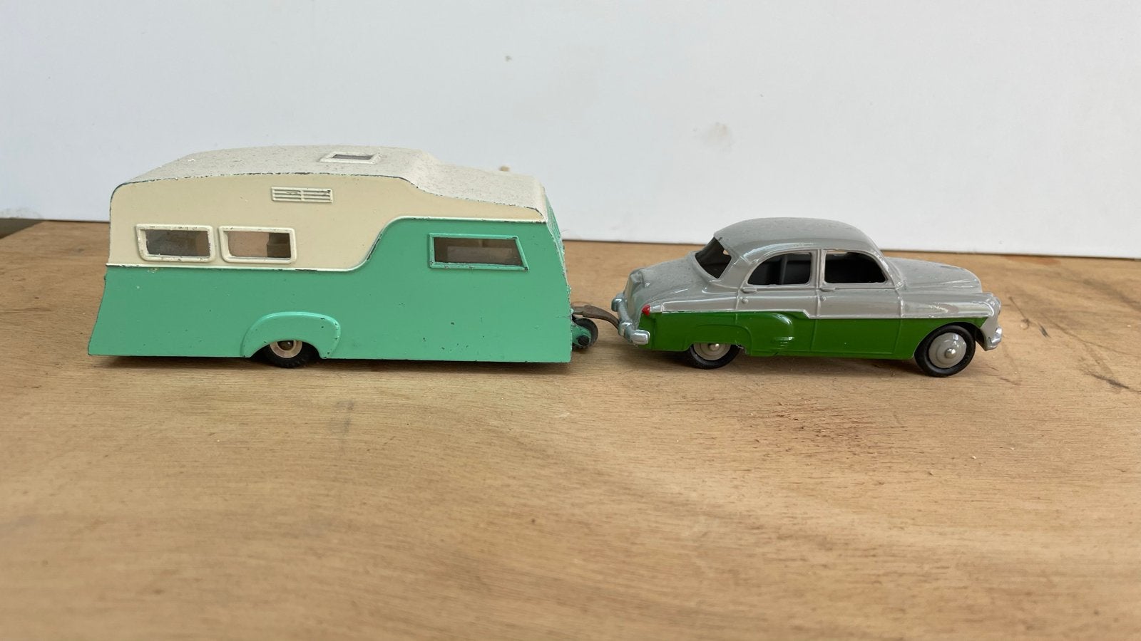 Dinky Toys Vauxhall Cresta met caravan (1950s), Hobby en Vrije tijd, Modelauto's | 1:43, Ophalen of Verzenden, Gebruikt, Auto