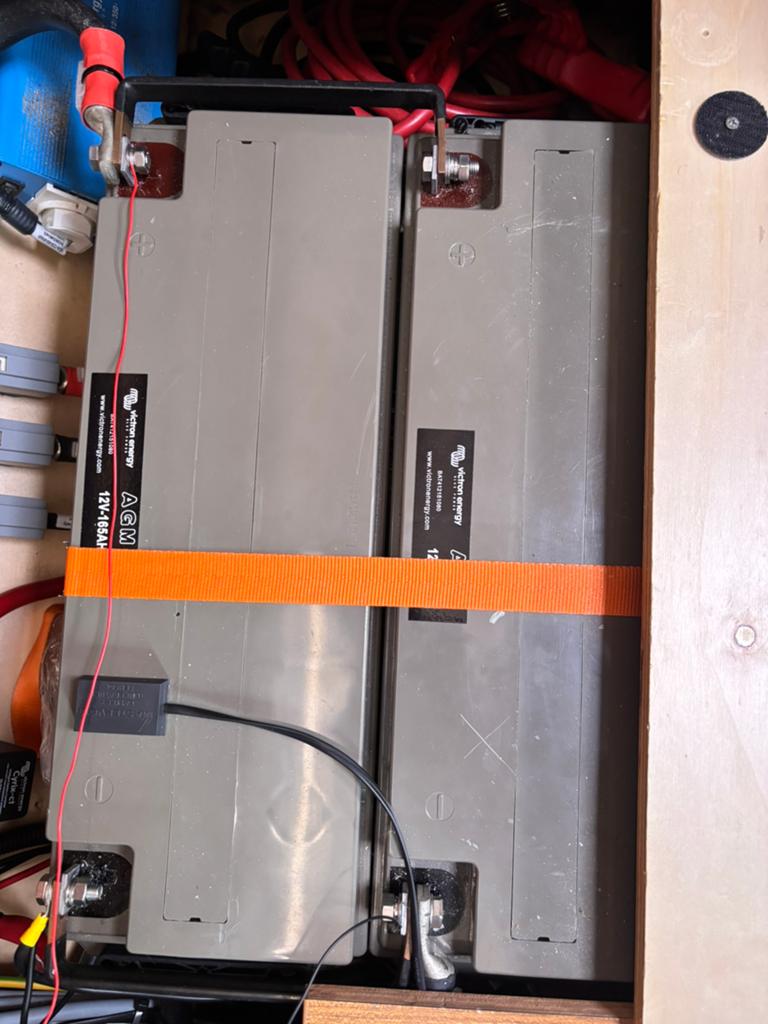 AGM accu Victron 165 ampere 2 stuks, Ophalen, Elektra en Verlichting, Zeilboot of Motorboot