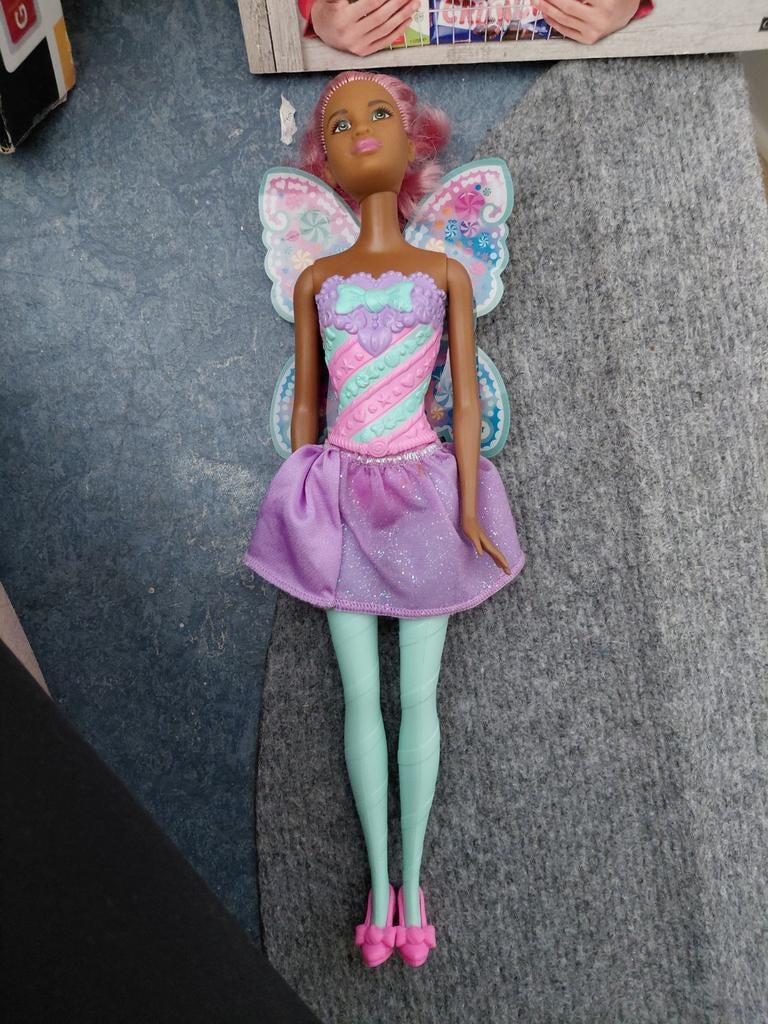 Barbie met plastic benen en vleugels, Ophalen of Verzenden