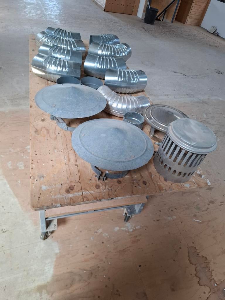 Diverse ventilatiebuizen en afdekkappen, Ophalen, Afzuiger