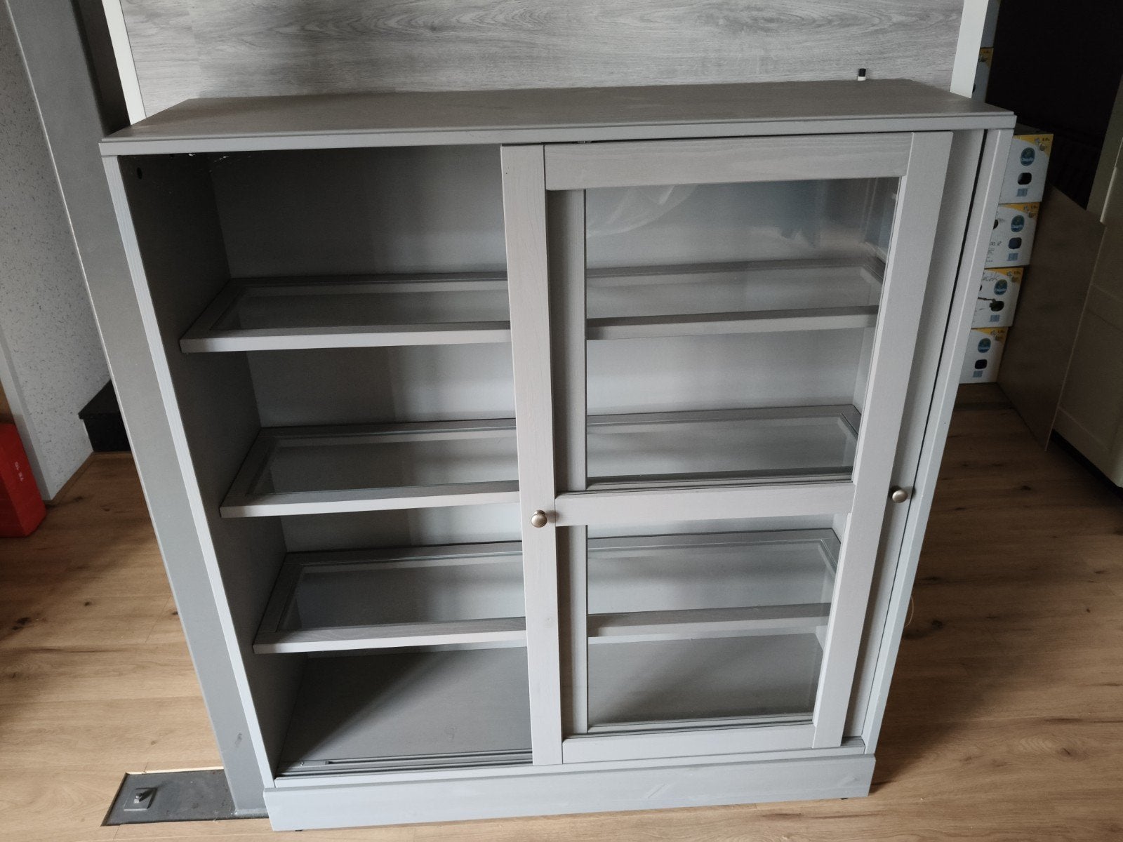 Grijze kast met glazen schuifdeuren en planken, Met deur(en), 100 tot 150 cm, 100 tot 150 cm, Ophalen of Verzenden