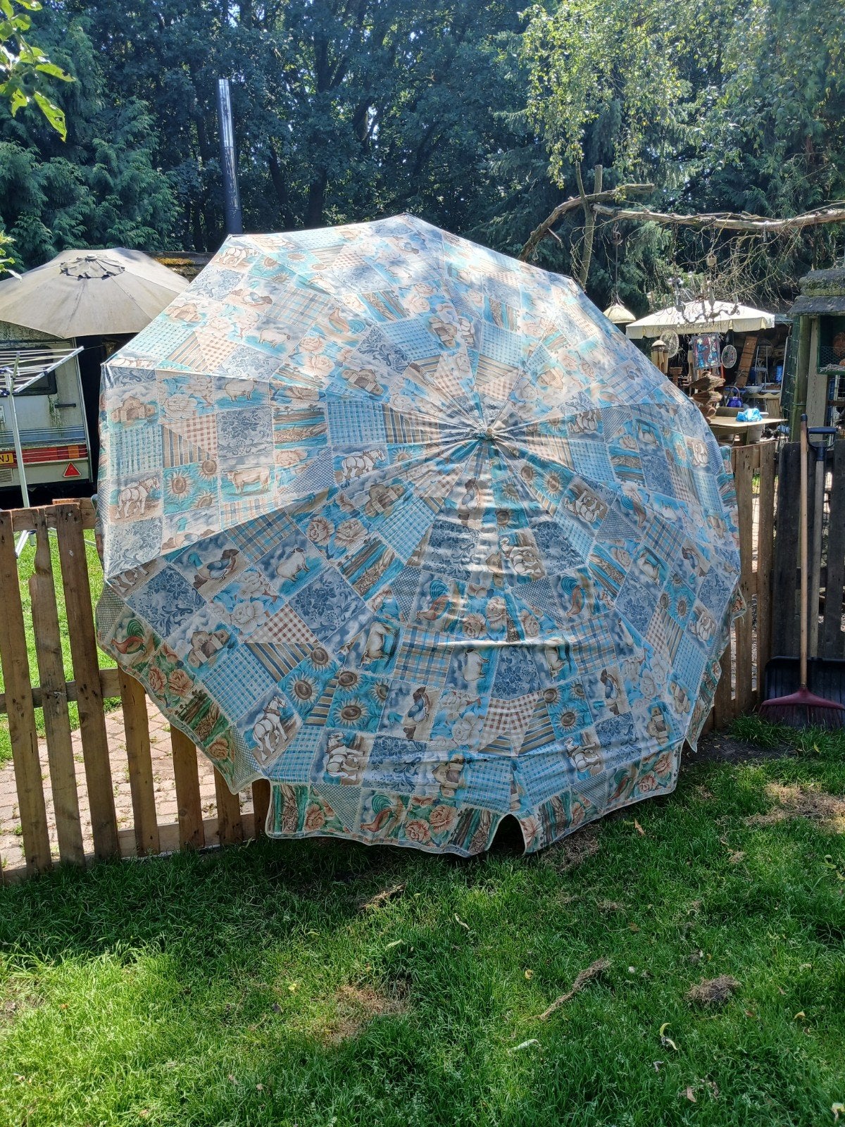 Grote parasol met boerderijthema, uniek design, Tuin en Terras, Ophalen of Verzenden, Gebruikt, 2 tot 3 meter, Stokparasol