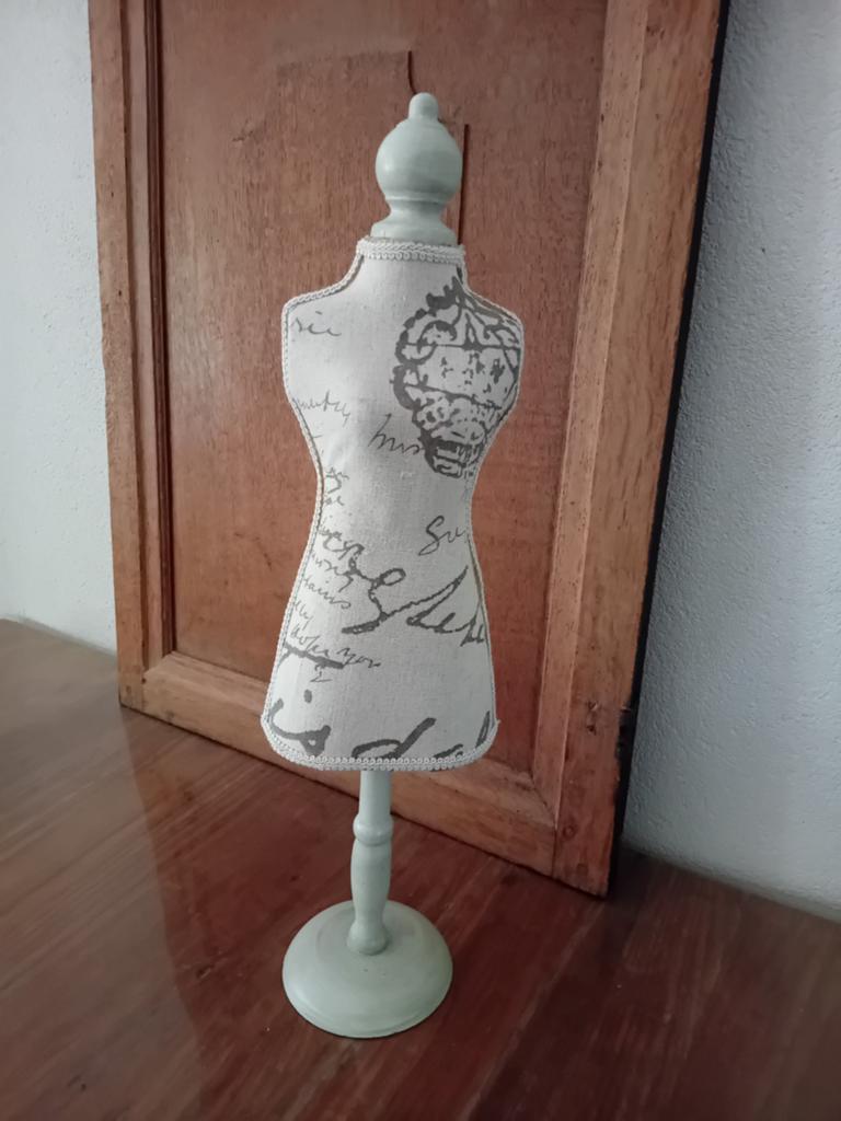 Brocante / vintage-stijl paspop op een een houten standaard, Verzamelen, Poppenhuizen en Toebehoren, Ophalen of Verzenden, Gebruikt