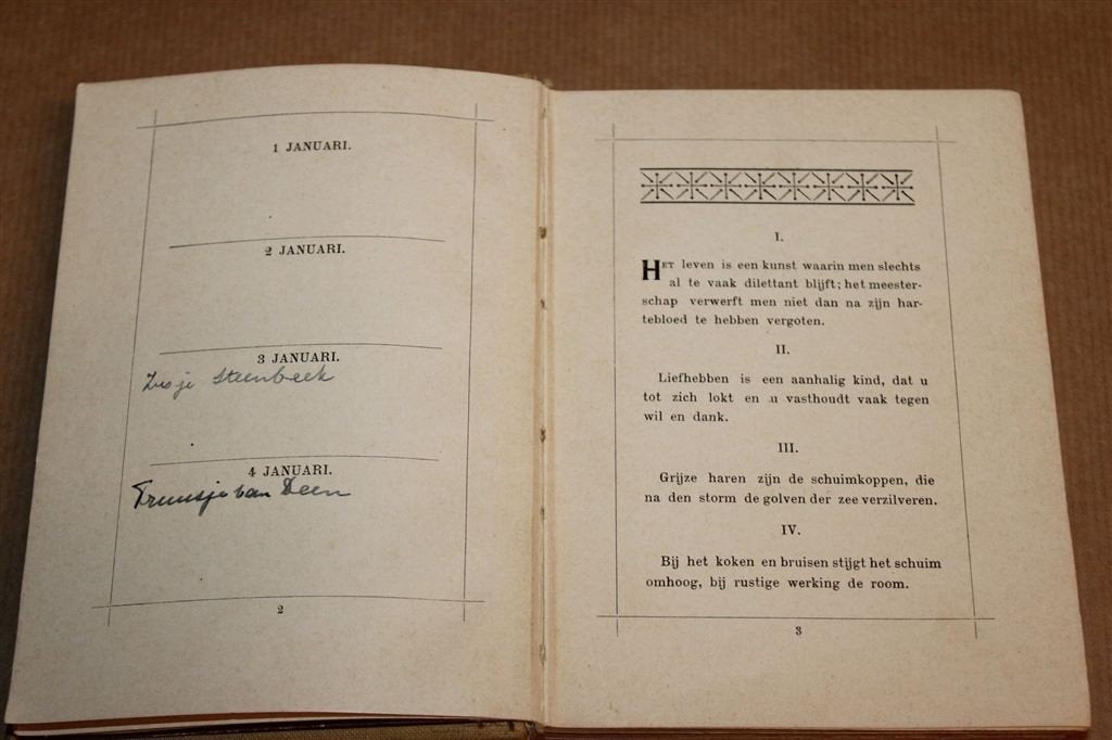 Gedachten eener Koningin met Gedenkboek — Carmen Sylva 1901, Ophalen of Verzenden, Gelezen