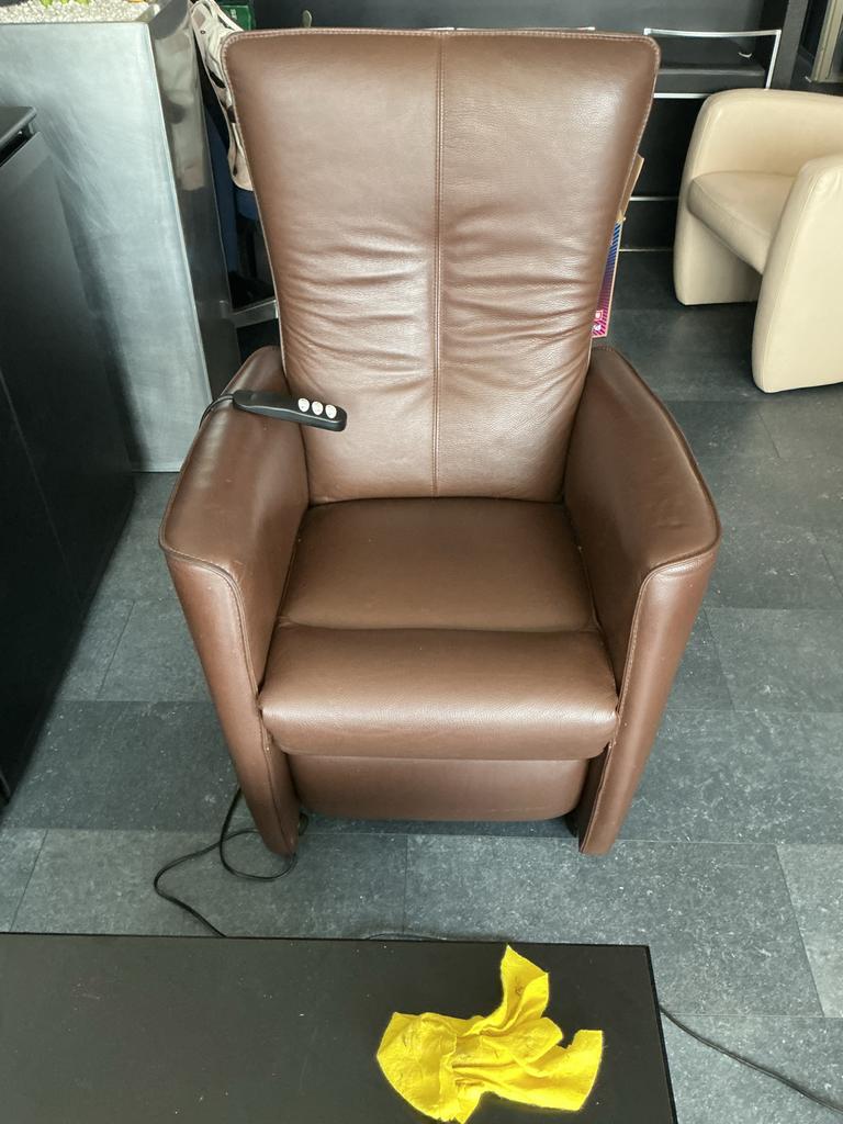 Mooie relaxfauteuil bruin met 3 motoren met sta op functie, Huis en Inrichting, Fauteuils, Ophalen, Zo goed als nieuw, Minder dan 75 cm