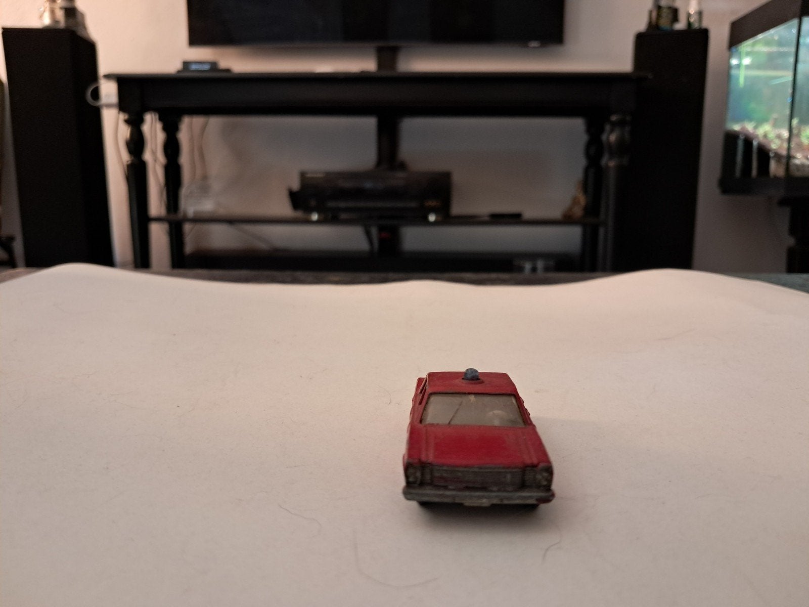 Vintage Speelgoedauto's: Rode Sedan en Jeep, Hobby en Vrije tijd, Ophalen, Gebruikt