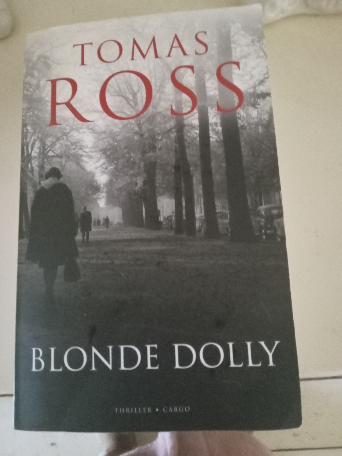 Blonde Dolly - Tomas Ross (Thriller), Ophalen of Verzenden, Zo goed als nieuw, Nederland, Tomas Ross