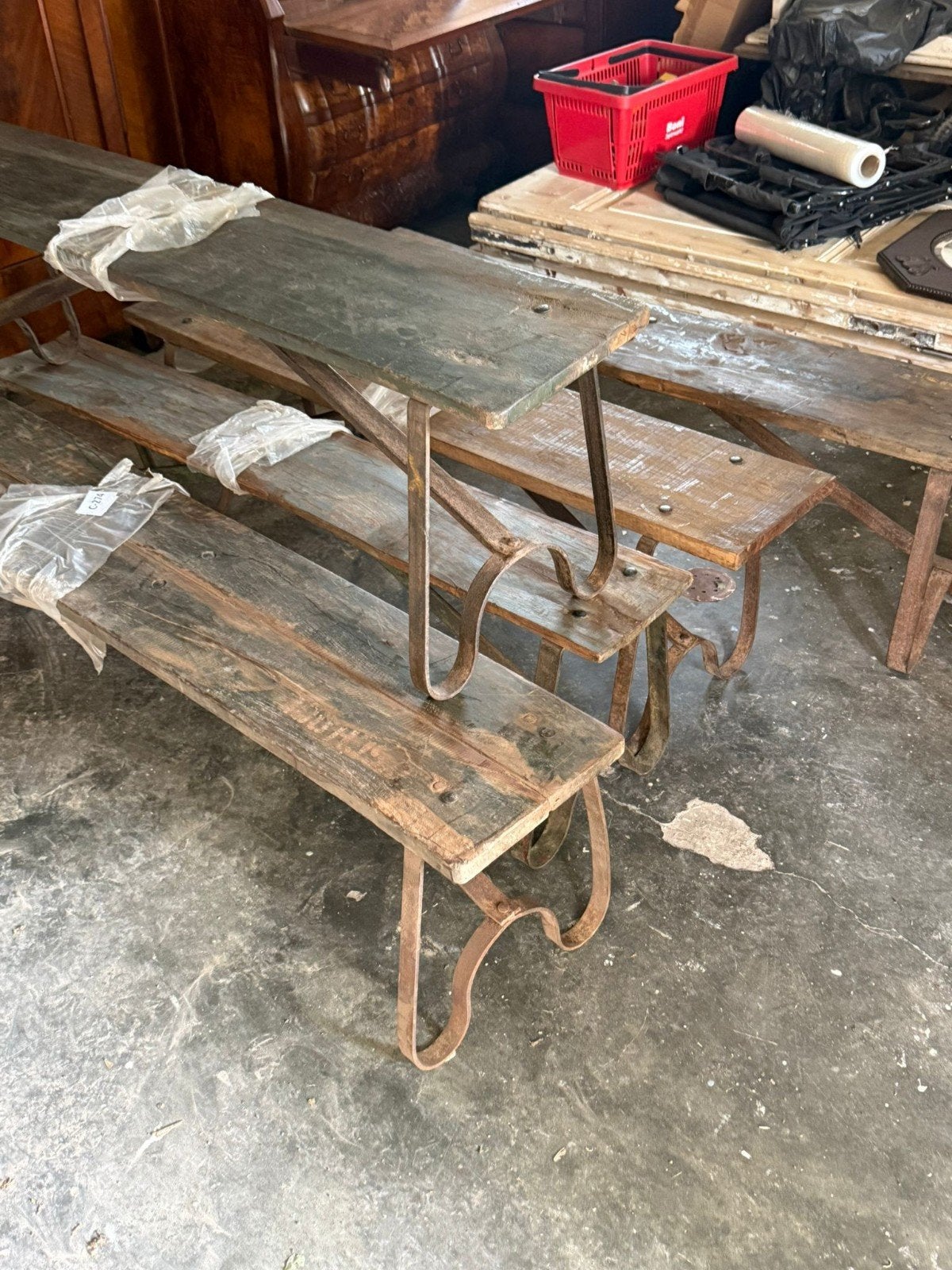 Antieke bankjes met een ijzeren onderstel, Antiek en Kunst, Antiek | Meubels | Stoelen en Banken, Ophalen of Verzenden