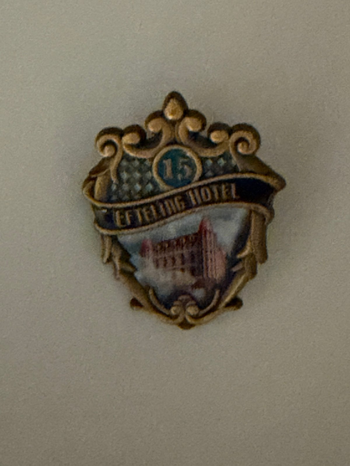 Efteling jubileum pin 15 jaar Efteling hotel, Ophalen of Verzenden, Zo goed als nieuw, Button of Speldje