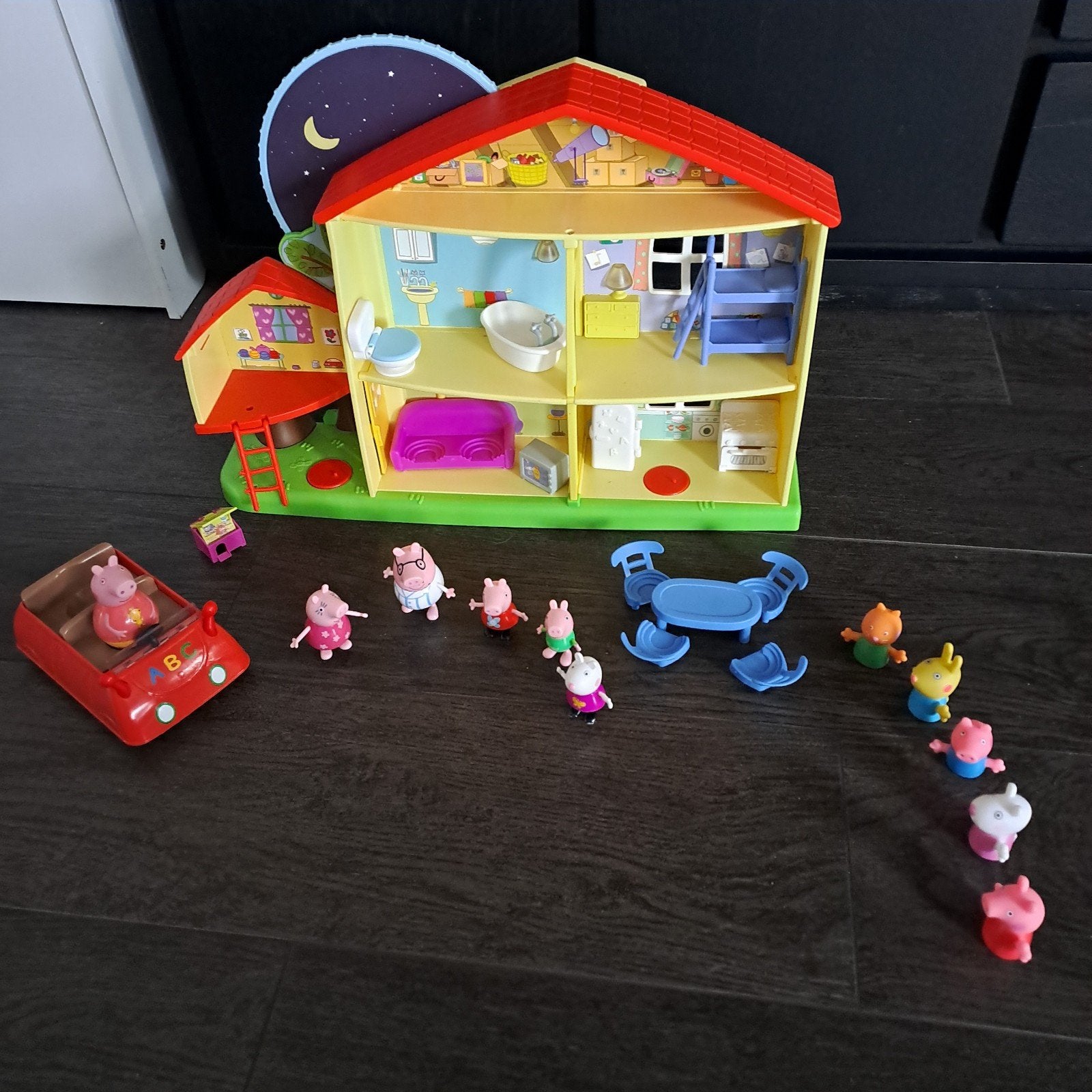 Peppa Pig Poppenhuis met Auto en Figuren, Kinderen en Baby's, Ophalen of Verzenden, Gebruikt, Poppenhuis