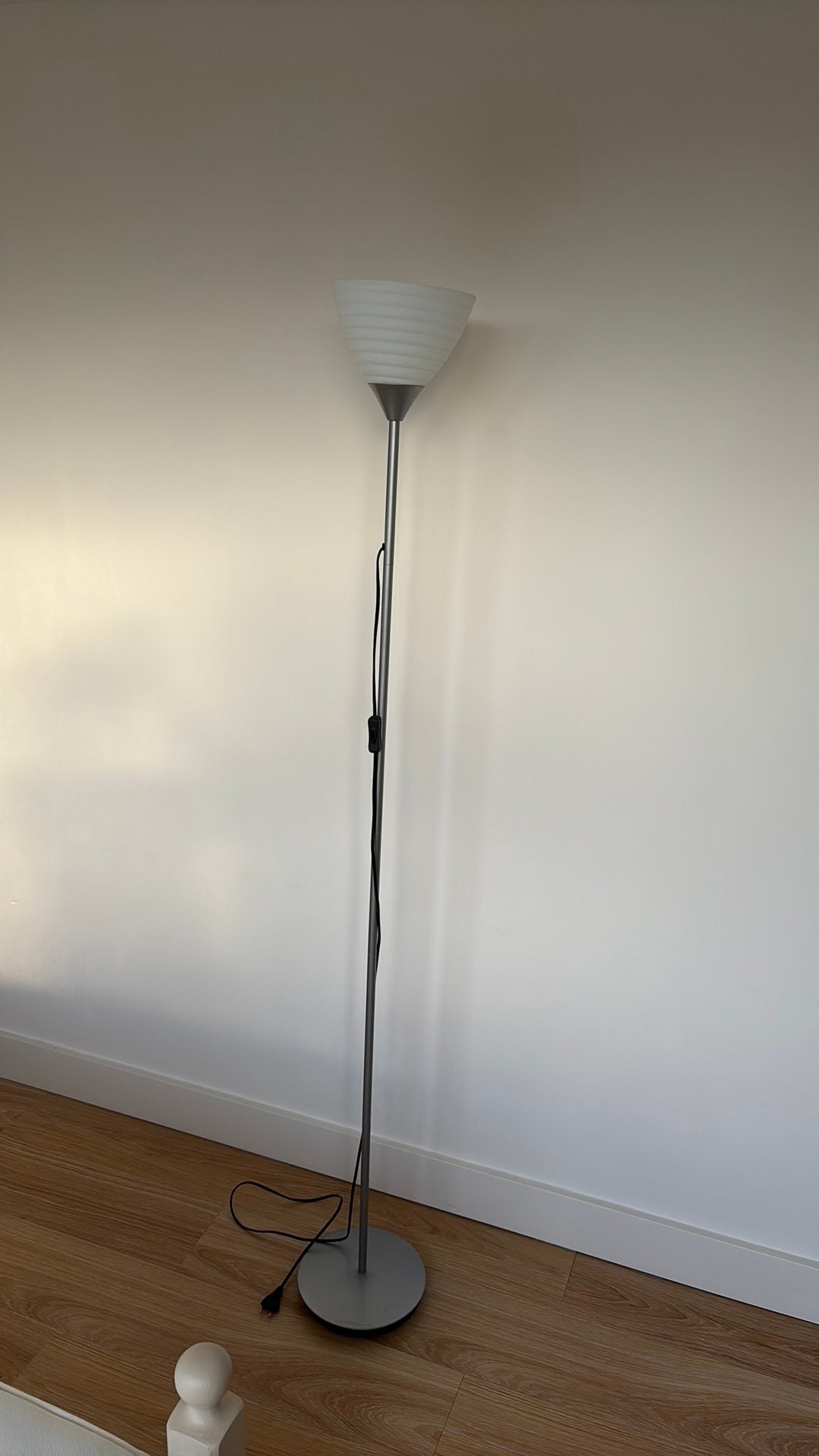 Staande ijzeren lamp met witte kap, Huis en Inrichting, Ophalen, Zo goed als nieuw, 150 tot 200 cm