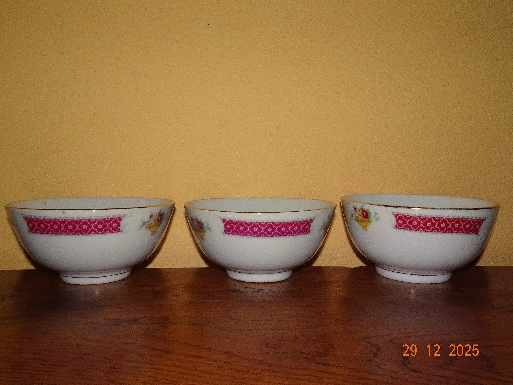 3 Chinese rijst/soepkommen met bloemetjes, Ophalen of Verzenden, Zo goed als nieuw, Kom(men), Overige stijlen