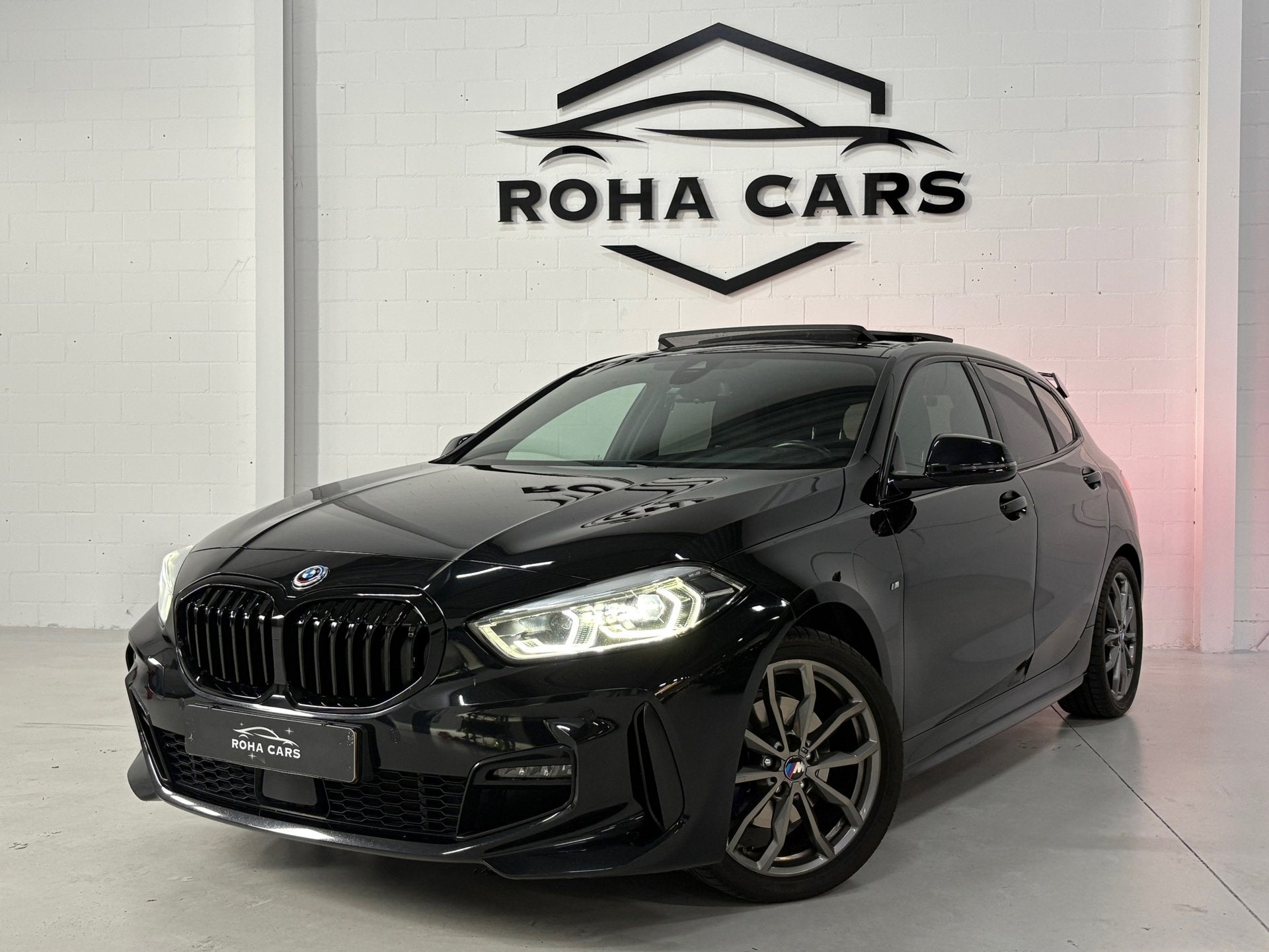 BMW 1-serie 118i High Executive, Pano, Sfeerverlichting, App, 136 pk, Gebruikt, Zwart, Leder