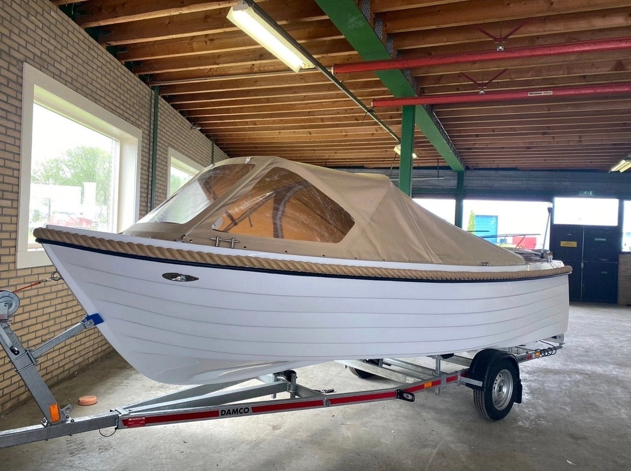 Sloep 550 met 20pk Yamaha, zonnedek, buiskap en mooie vloer, Watersport en Boten, Ophalen, Zo goed als nieuw, Zonnedek, Buitenboordmotor