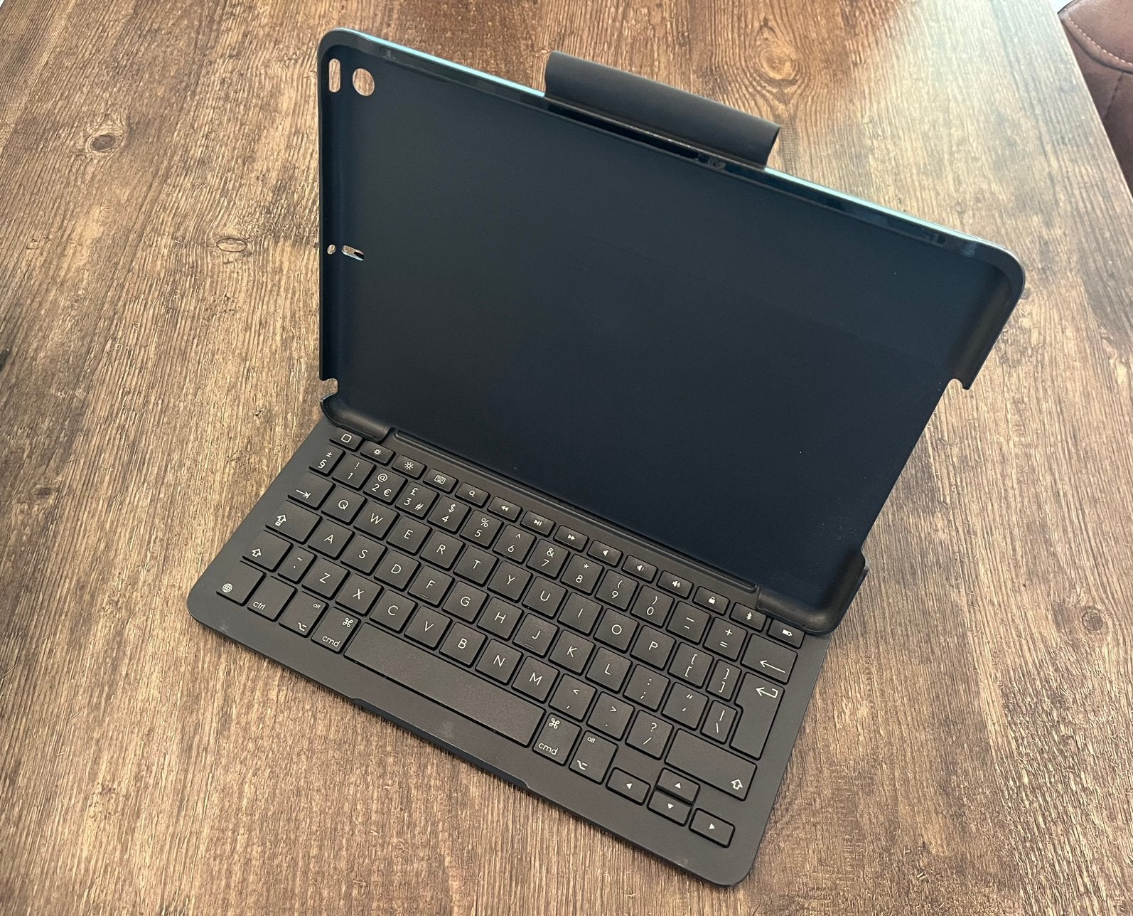 Logitech Slim Folio iPad 10.2” hoes (generatie 7, 8 en 8), Ophalen of Verzenden, Zo goed als nieuw, 10 inch, Bescherming voor- en achterkant
