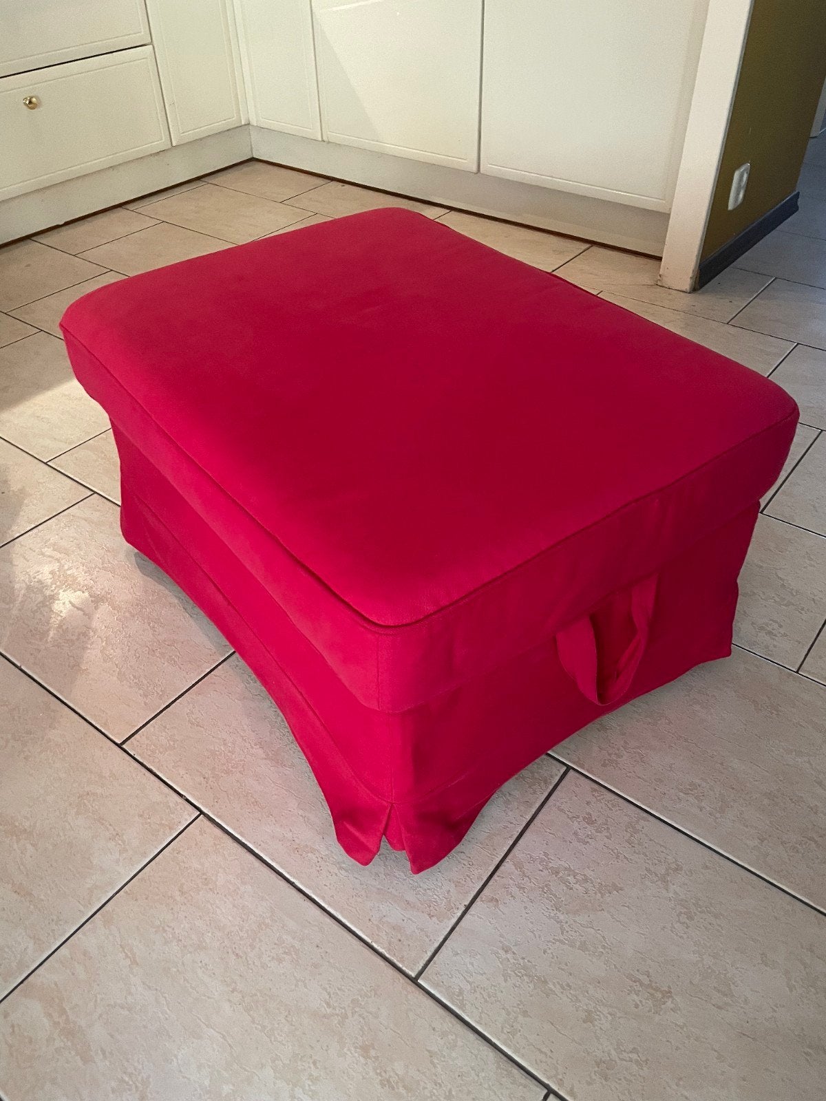 Red Storage Ottoman / Footstool (Poef met Opbergruimte), Huis en Inrichting, Banken | Voetenbanken en Poefen, Ophalen, Gebruikt