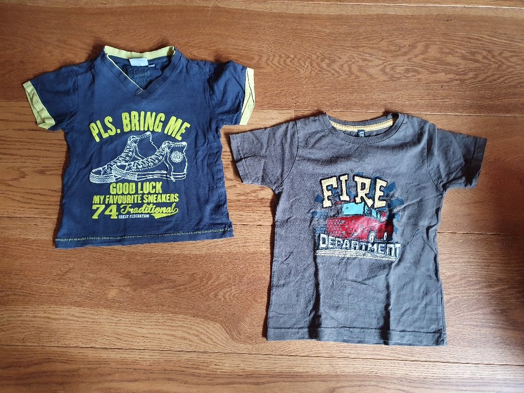 2  t-shirts met brandweer en schoenen maat 92-98., Kinderen en Baby's, Kinderkleding | Maat 92, Ophalen of Verzenden, Gebruikt