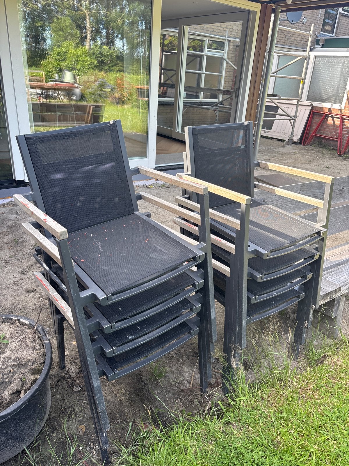 Zwarte tuinstoelen met houten armleuningen (stapelbaar), Ophalen, Gebruikt, Hout