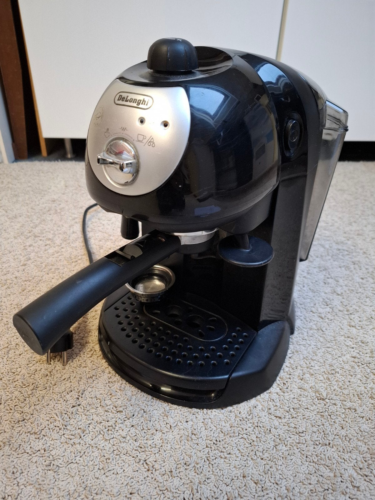 DeLonghi Espresso EC201 CD.B Zwart, Espresso apparaat, Ophalen of Verzenden, Zo goed als nieuw, Afneembaar waterreservoir