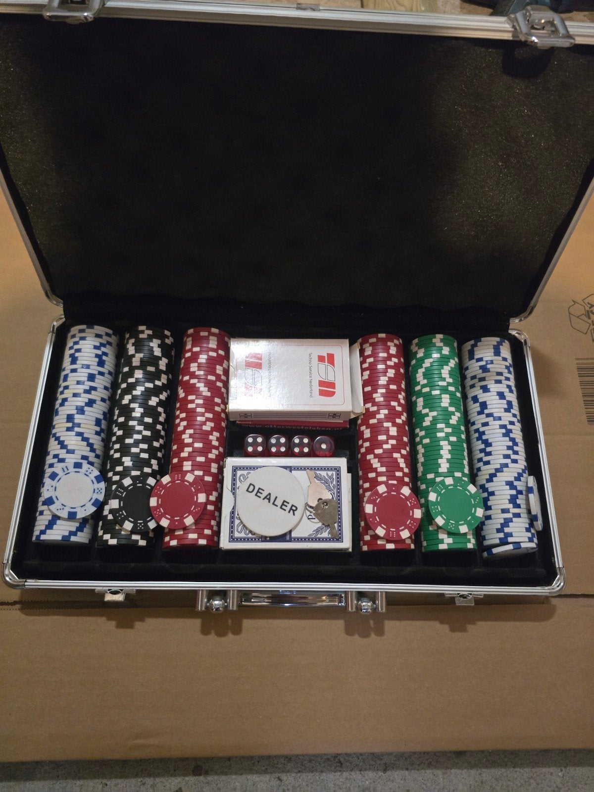 Pokerset in koffer met fiches, Drie of vier spelers, Ophalen of Verzenden, Zo goed als nieuw, Onbekend