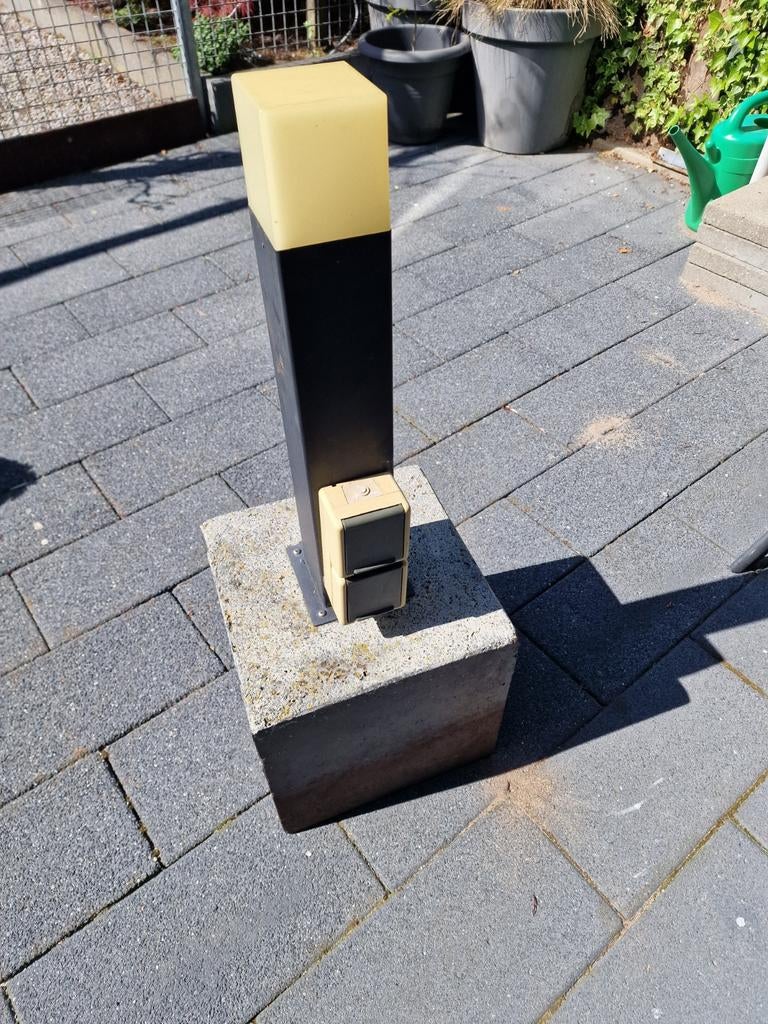 Tuinlamp met stroompunt op zware stenen voet, Tuin en Terras, Buitenverlichting, Ophalen