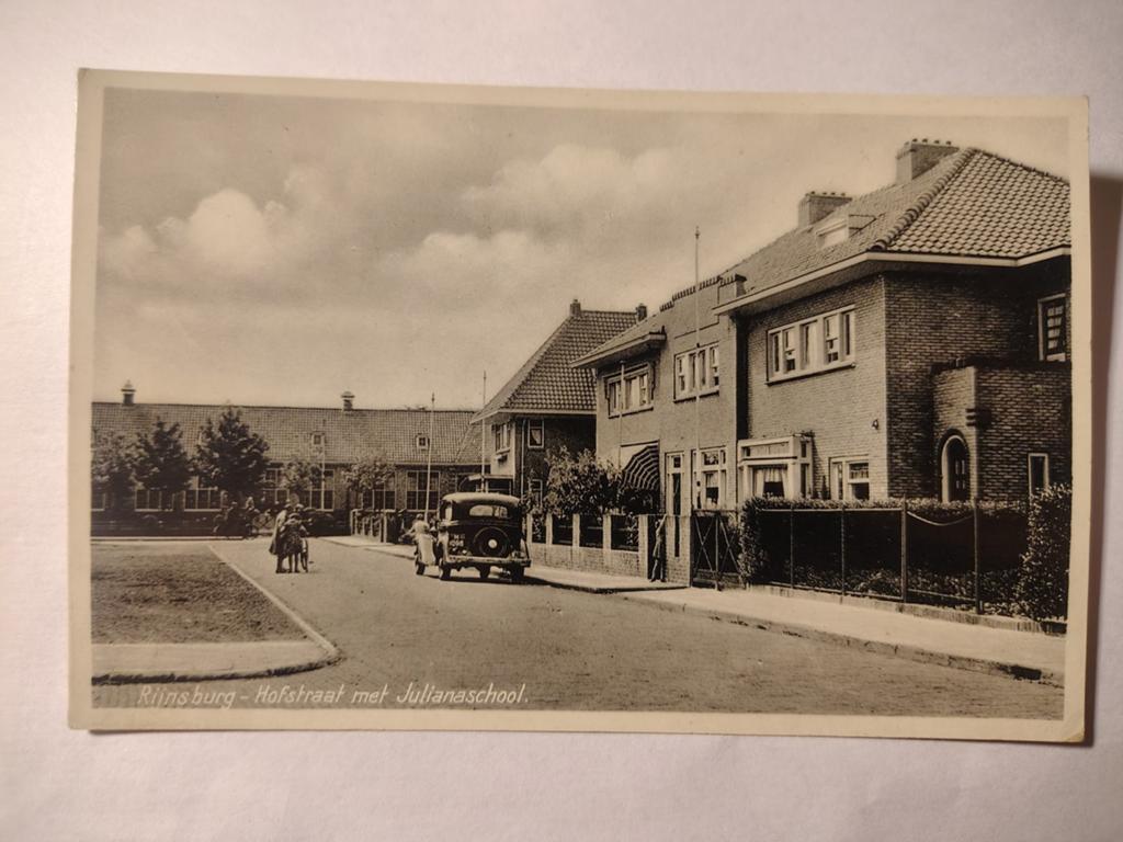 Rijnsburg Hofstraat met Julianaschool. Militair gelopen, Ophalen of Verzenden