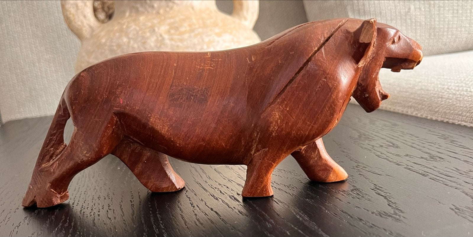 Met de hand gesneden houten tijgerbeeldje met open bek, Minder dan 20 cm, Ophalen of Verzenden, Beeld, Hout
