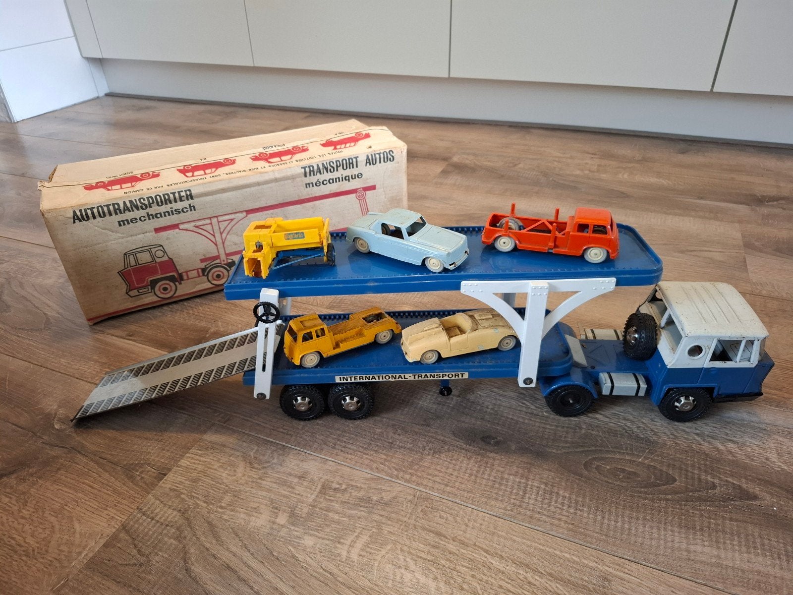 Vintage Vrachtwagen met Oplegger en Auto's - Speelgoed, Ophalen of Verzenden, Gebruikt