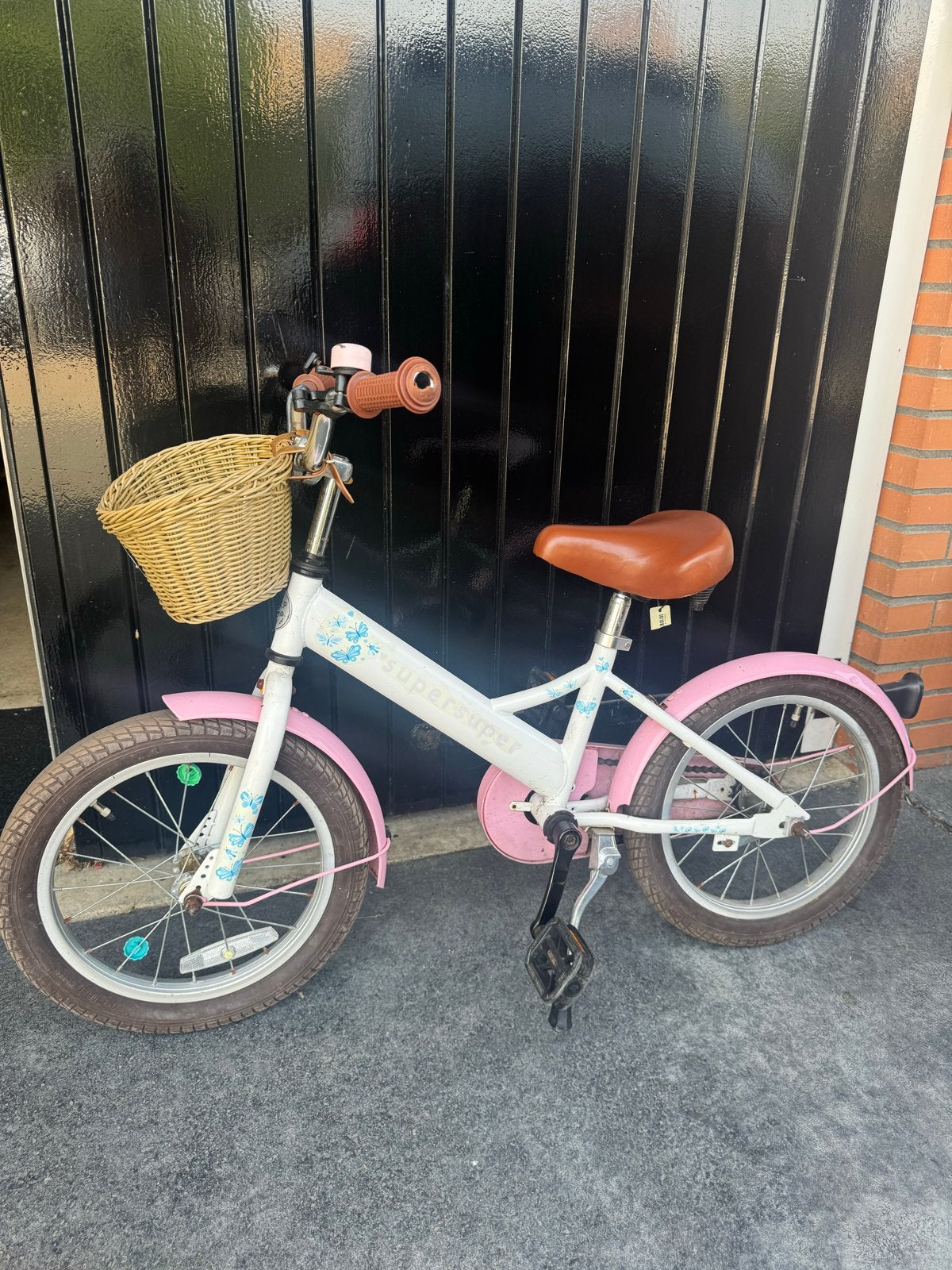 Kinderfiets 16 inch met mandje en zijwieltjes, Fietsen en Brommers, Fietsen | Kinderfietsjes, Ophalen, Zijwieltjes, Velgrem, 16 tot 20 inch