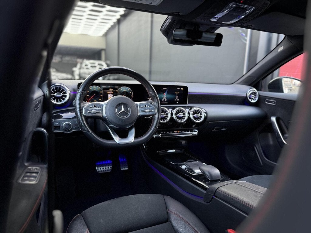 Mercedes A-klasse 220 AMG A45 Pakket | Ambient | Camera |, Auto's, Mercedes-Benz, Gebruikt, Zwart, Alcantara, Bedrijf