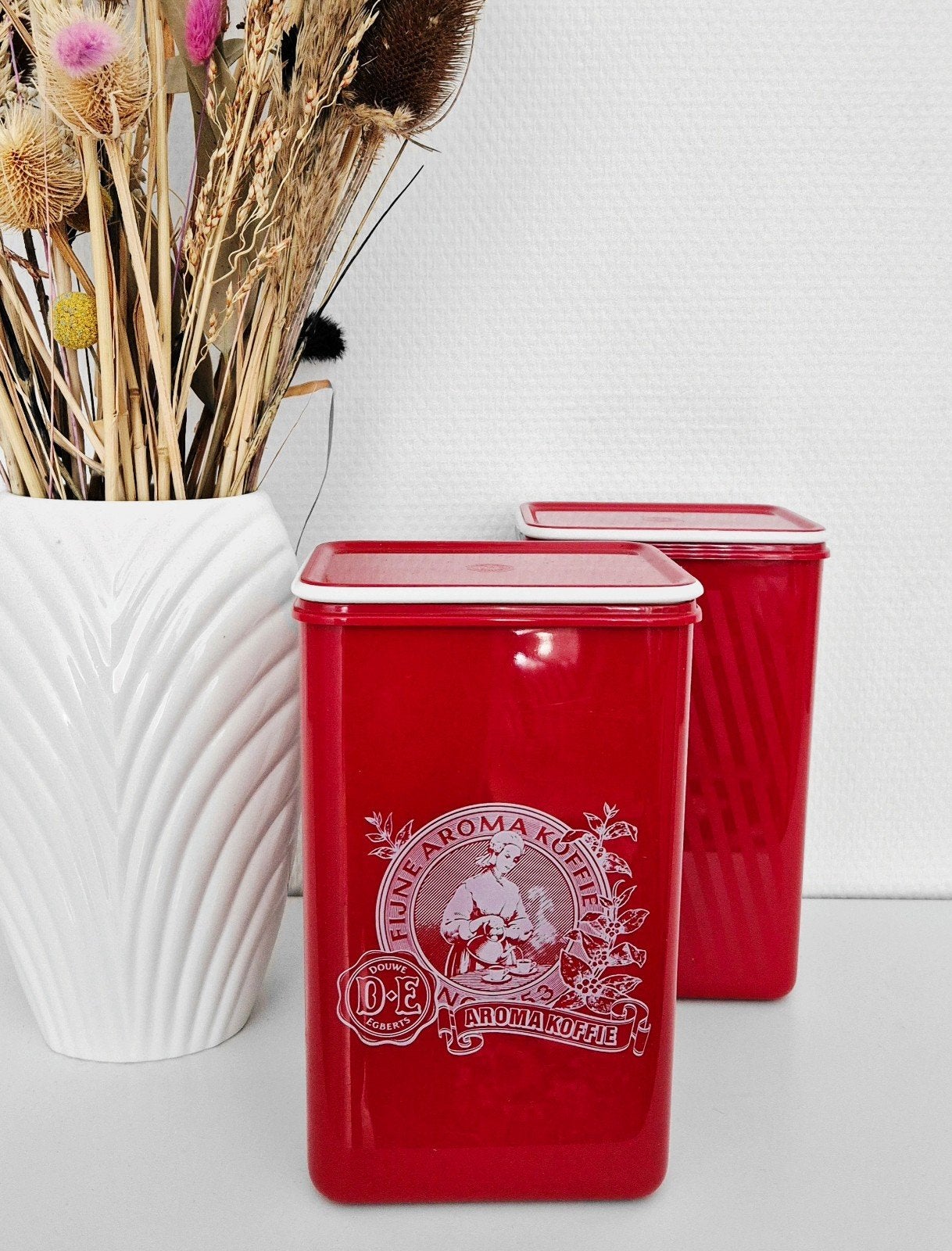 Rode kunststof plastic voorraaddozen koffie Douwe Egberts, Kunststof, Gebruikt, Met deksel, Pot, Bus of Blik