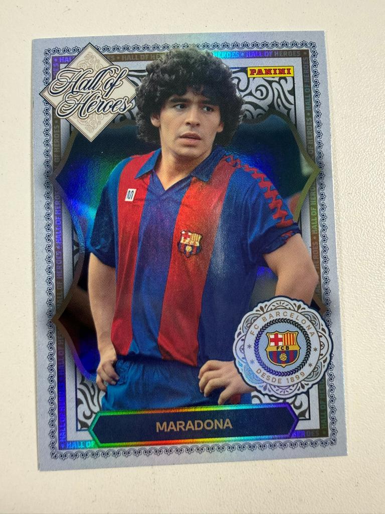 Maradona Hall of Heroes Panini Club FC Barcelona 2025-26, Ophalen of Verzenden, Nieuw, Buitenlandse clubs, Poster, Plaatje of Sticker