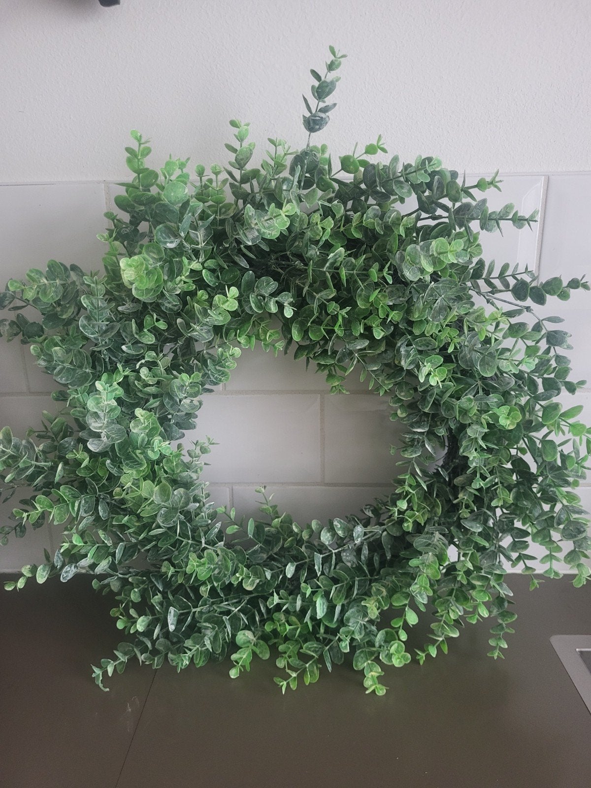 Decoratieve krans met eucalyptus bladeren, Huis en Inrichting, Woonaccessoires | Kransen, Ophalen of Verzenden, Nieuw, Krans, Kunststof