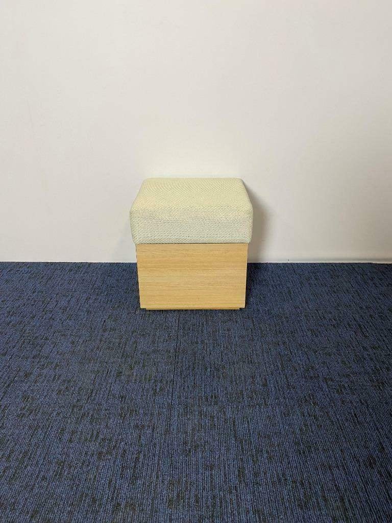 2 x Poef, witte stof, beuken hout, 47 x 47 x 47 cm., Ophalen, Minder dan 50 cm, Gebruikt, Vierkant