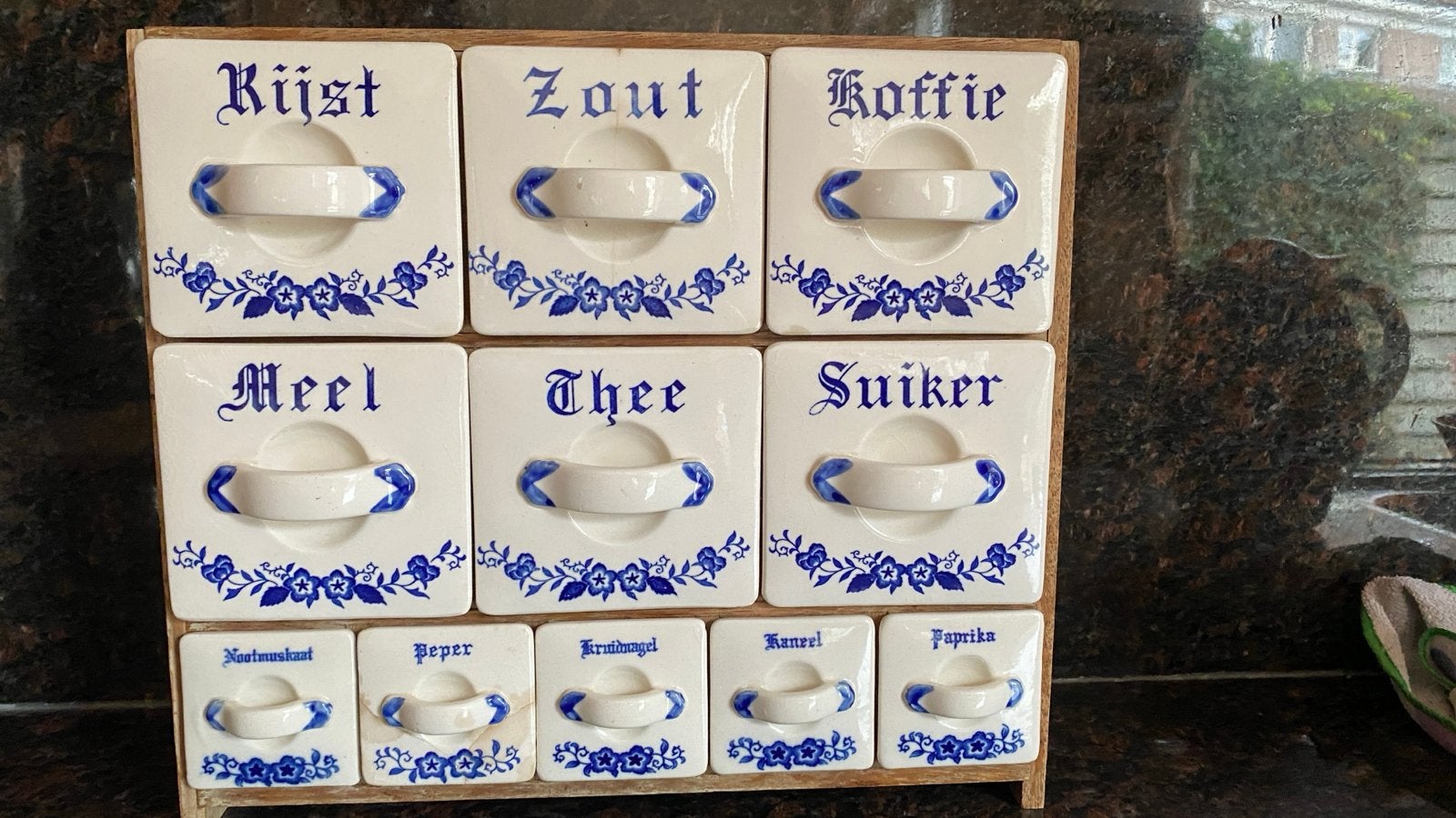 Vintage  Kruiden suiker koffie rek met 11 Porseleinen bakjes, Ophalen