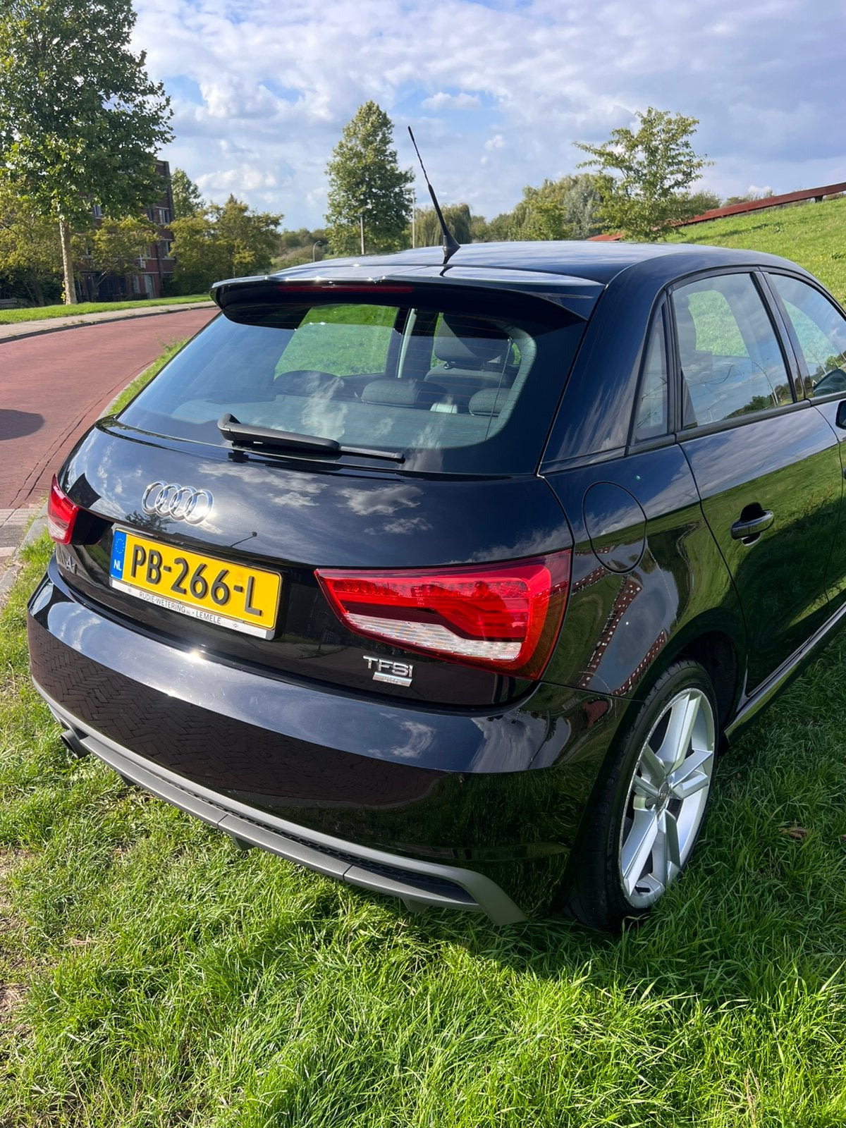 Audi A1 1.0 Tfsi 70KW Sportback 2017 Zwart, Auto's, Voorwielaandrijving, 95 pk, Origineel Nederlands, Particulier