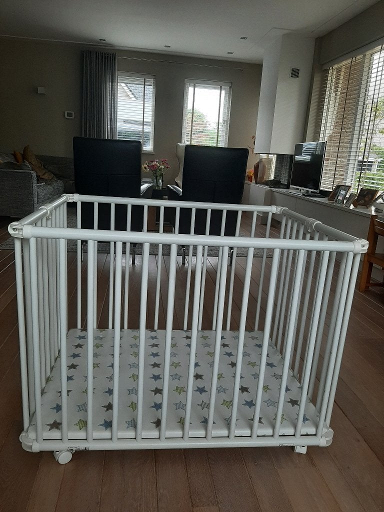 Inklapbare box witte houten box op wieltjes, Kinderen en Baby's, Boxen, Ophalen, Zo goed als nieuw, Vierkant, Wieltjes