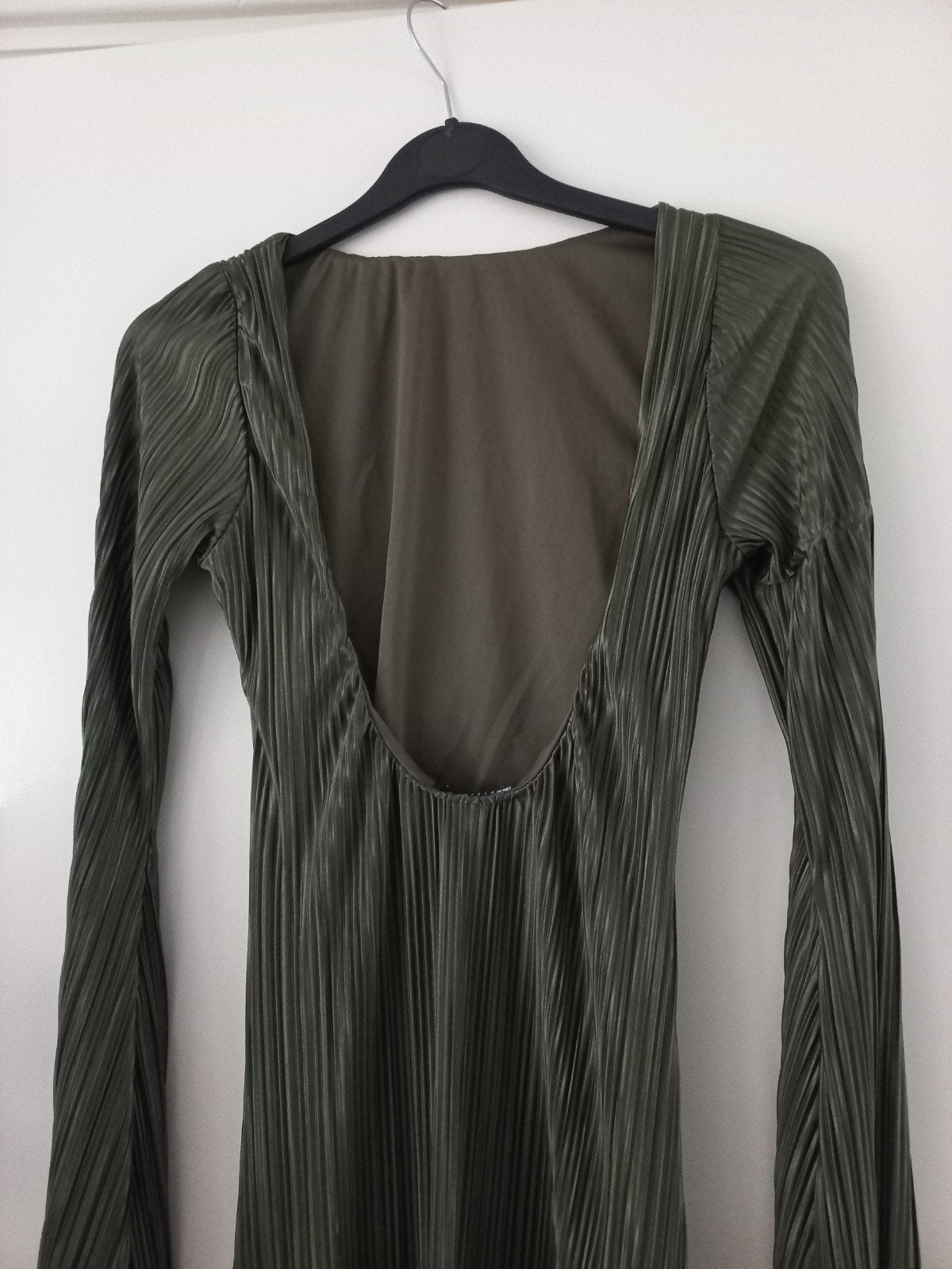 ASOS lange jurk, plissé, lange mouwen, open rug, Kleding | Dames, Gelegenheidskleding, Galajurk, Nieuw, Ophalen of Verzenden, Maat 36 (S)
