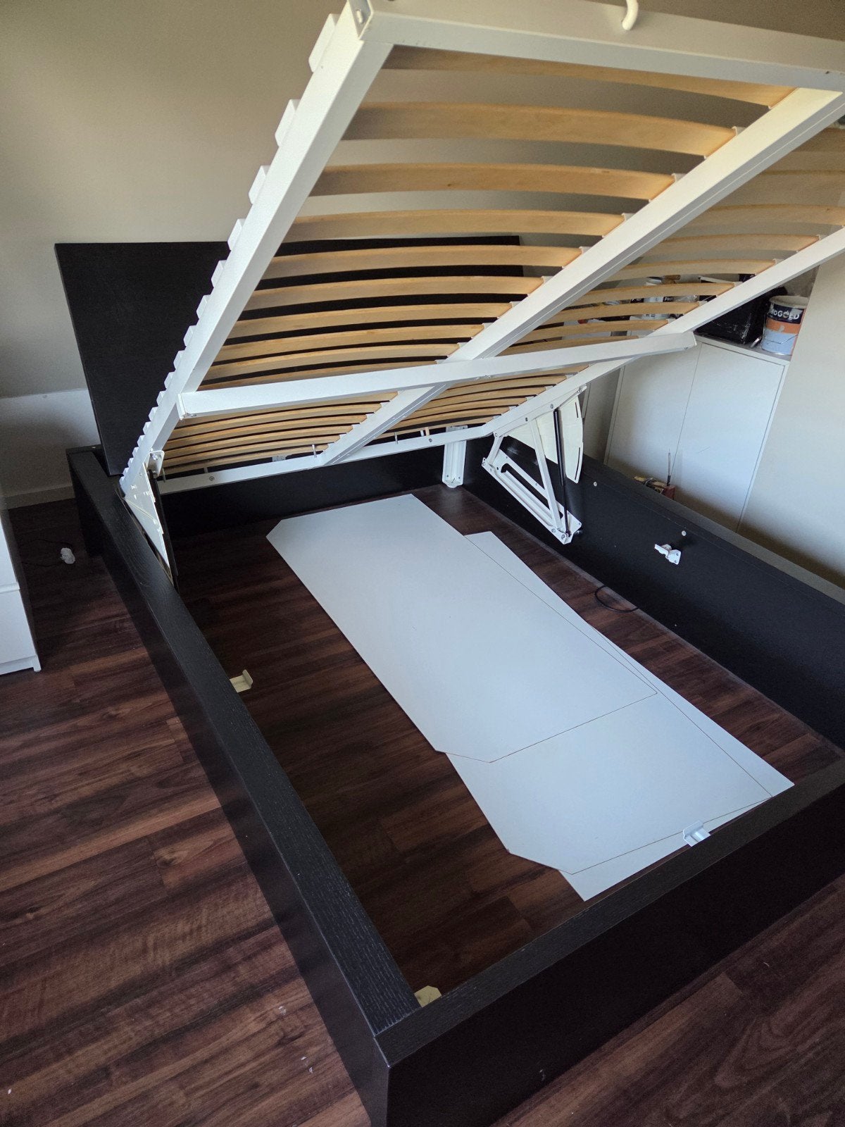 Tweepersoonsbed met opbergruimte en lattenbodem
