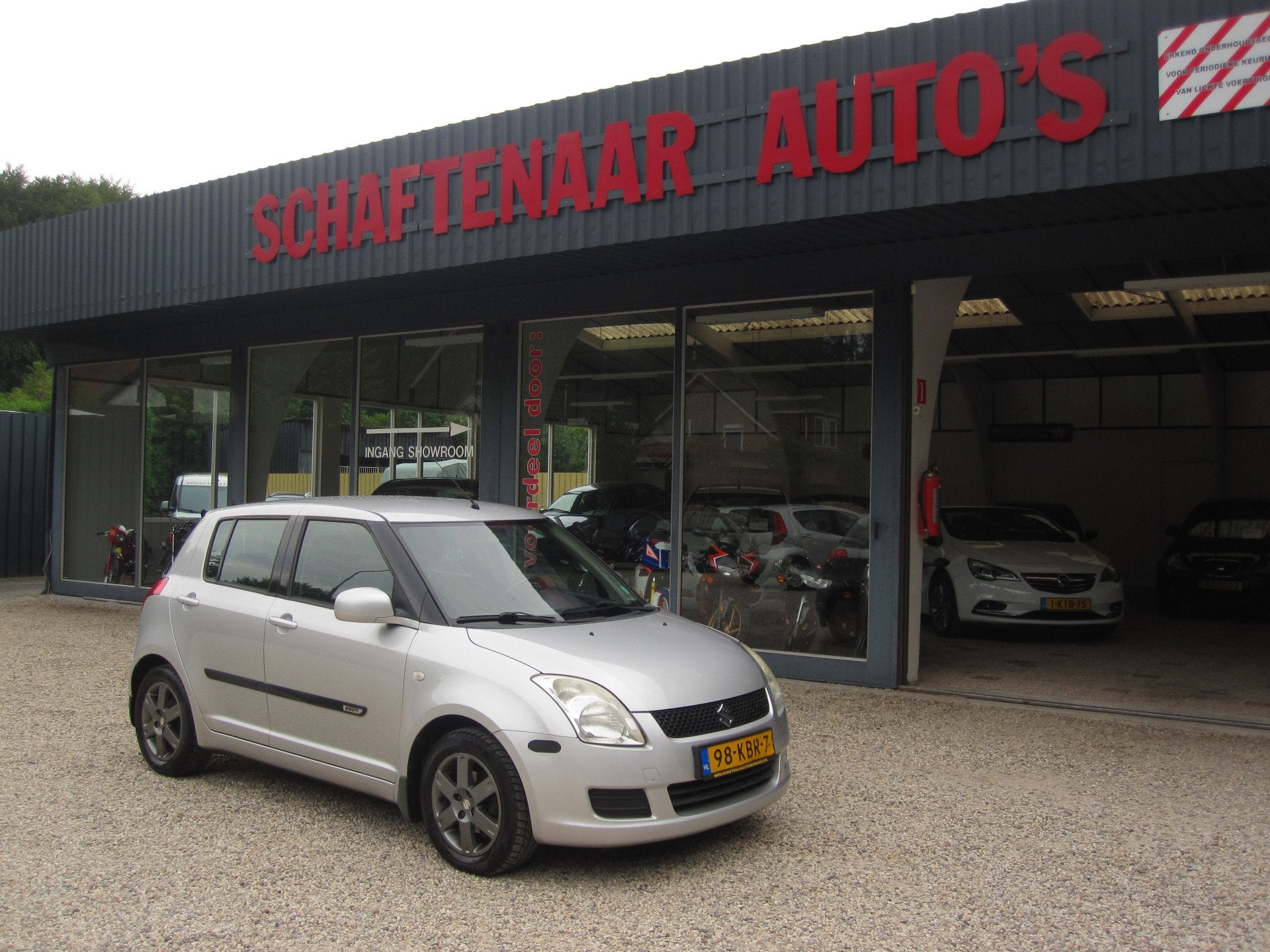Suzuki Swift 1.3 Comfort met trekhaak apk 27-07-2027, Auto's, Suzuki, Voorwielaandrijving, Stof, Zwart, 400 kg