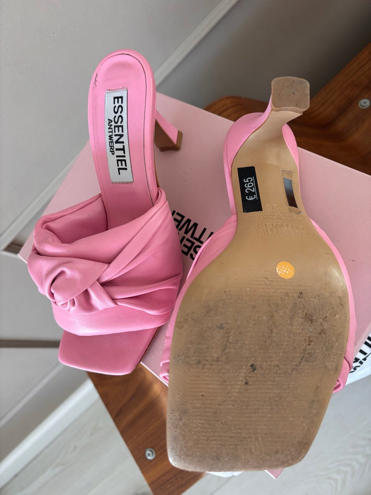 Essentiel Antwerp roze muiltjes met knoopdetail, Ophalen of Verzenden, Zo goed als nieuw, Roze, Sandalen of Muiltjes