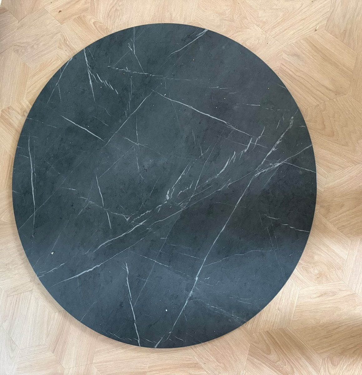 IKEA MARIEDAMM ronde eettafel 105 cm – zwart marmerlook, Huis en Inrichting, Ophalen, Zo goed als nieuw, Rond, 100 tot 150 cm