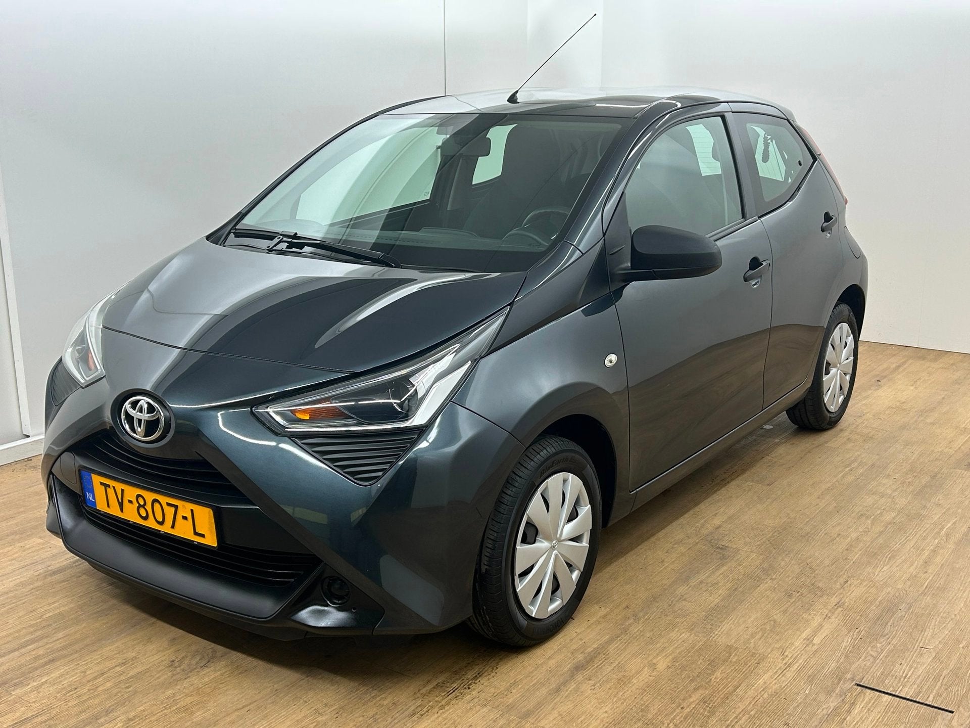 Toyota Aygo Occasion 1.0 VVT-i x-fun | Grijs | Tweedehands T, Voorwielaandrijving, Dealer onderhouden, Gebruikt, 4 stoelen