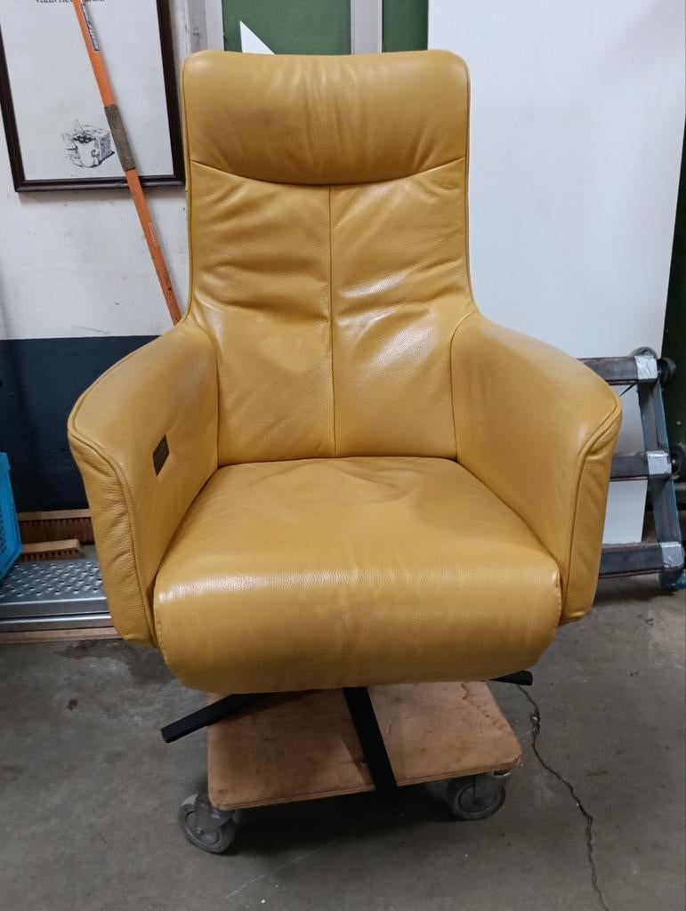 Mooie degelijke leren relaxstoel op accu, draaibaar, Huis en Inrichting, Fauteuils, Ophalen, Gebruikt, Modern comfort, 75 tot 100 cm