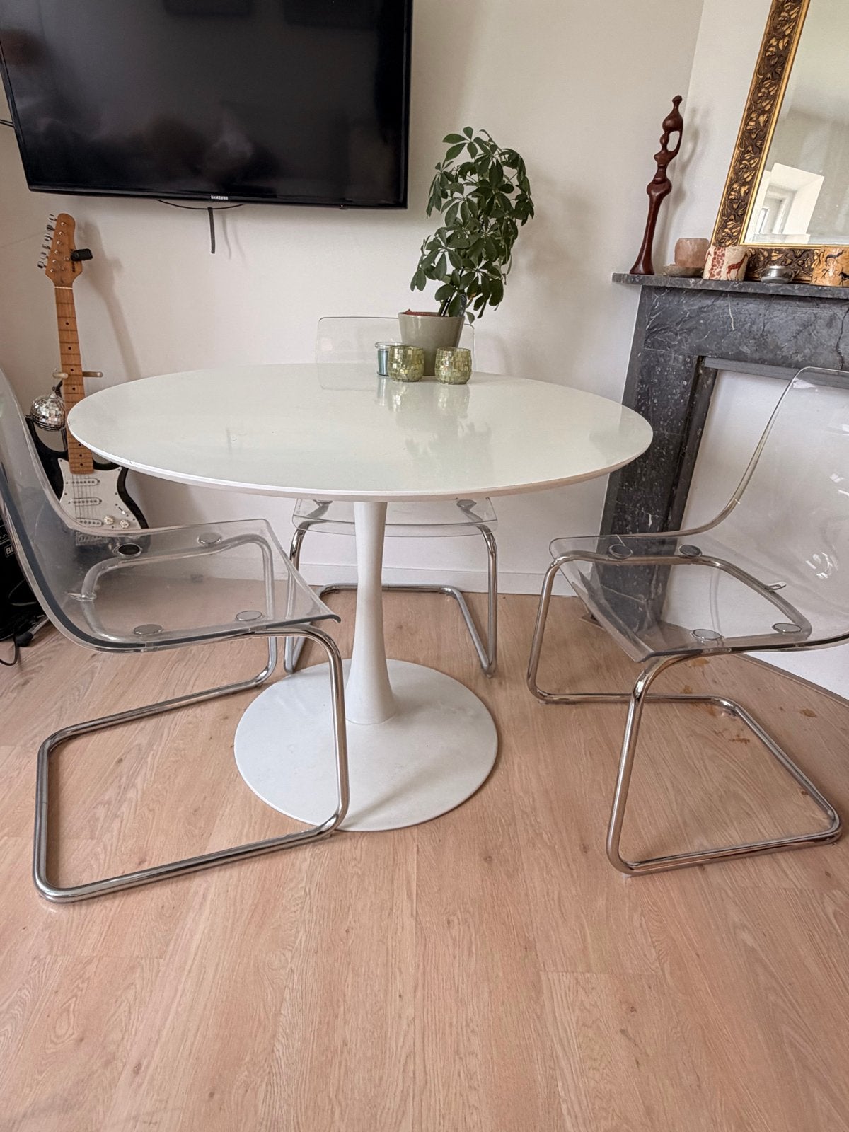 JYSK RINGSTED witte tafel & IKEA TOBIAS doorzichtige stoelen, Huis en Inrichting, Tafels | Eettafels, Ophalen, Kunststof, Gebruikt